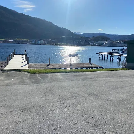 Ved Hardangerfjorden